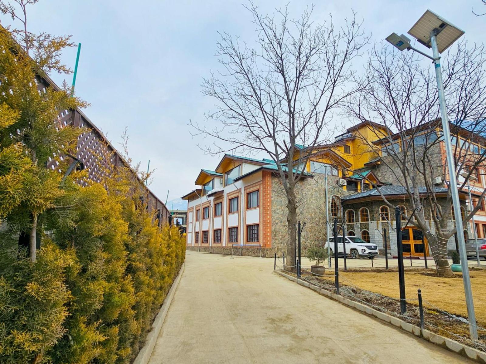 Hotel The Walnut Creek Pahalgām Exterior foto