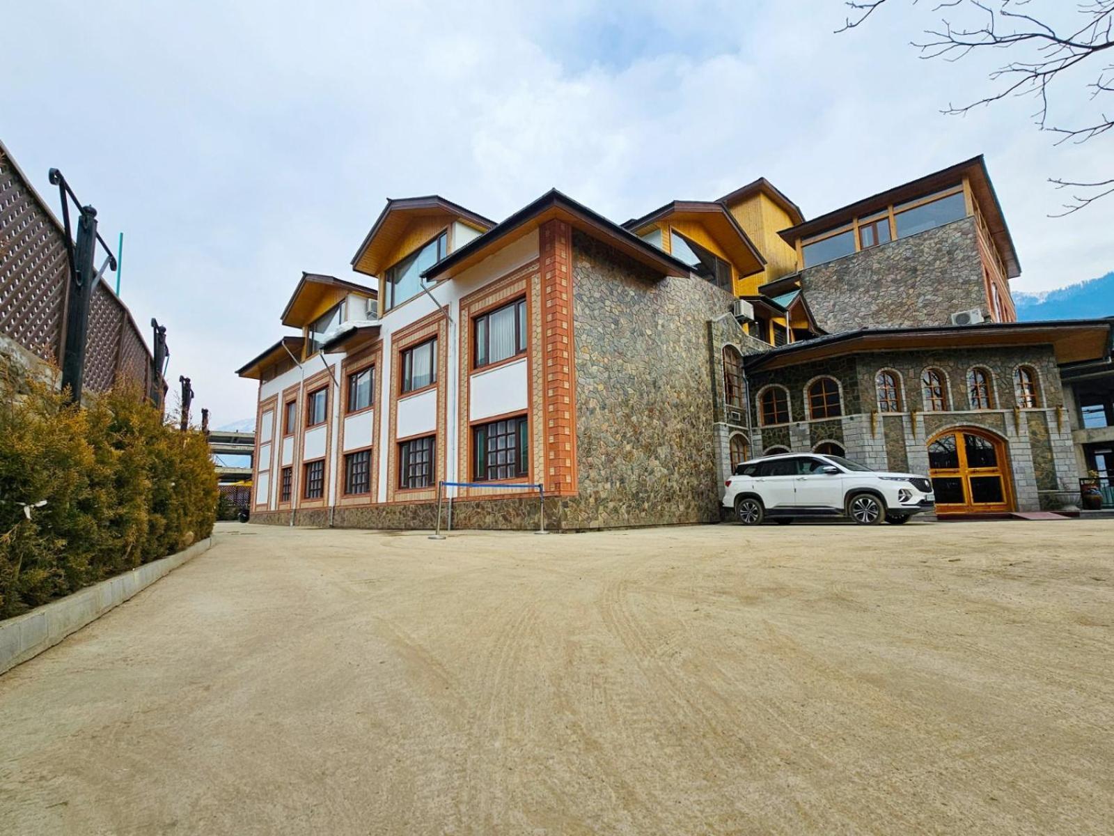 Hotel The Walnut Creek Pahalgām Exterior foto